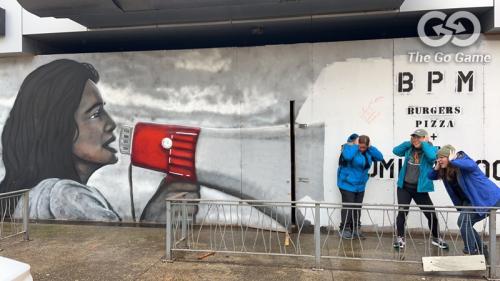 Mural pose